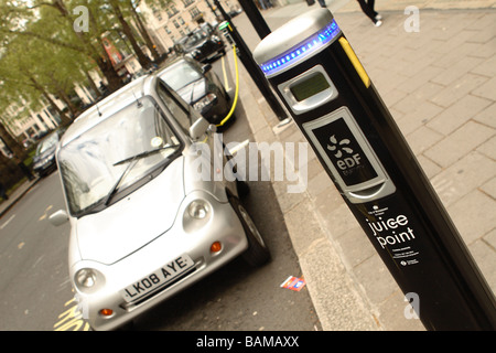 Centre de Londres GWiz G-Wiz voiture électrique G Wiz la recharge du véhicule au point de jus de fournir de l'électricité fuel power à Westminster Banque D'Images