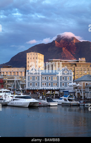 Le coucher du soleil et nuages au-dessus de la Montagne de la table, de la Waterfront, Cape Town Banque D'Images