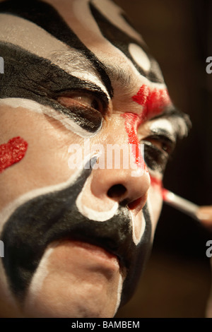 L'application de la peinture pour le visage traditionnel de l'homme Banque D'Images