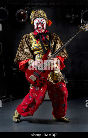 L'homme en costume de cérémonie jouant de la guitare électrique Banque D'Images