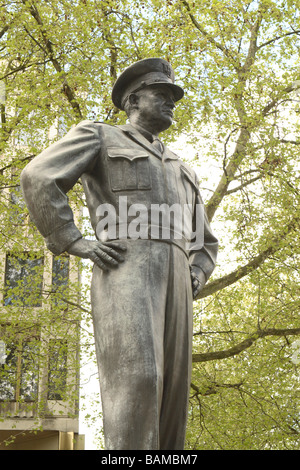 Grosvenor Square Londres statue du général Dwight D. Eisenhower, Commandant suprême des forces alliées durant la Seconde Guerre mondiale 2 Banque D'Images