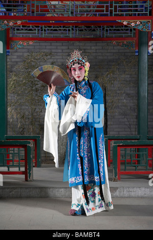 Femme en costume de cérémonie Banque D'Images