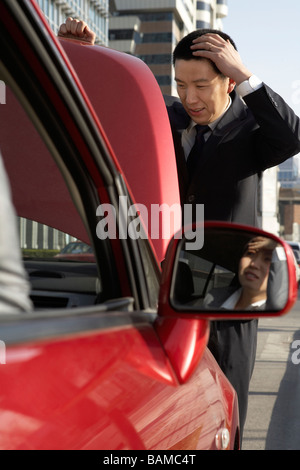 Businessman à essayer de réparer car Banque D'Images
