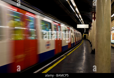 Un excès de train de tube dans une gare de Londres. Banque D'Images