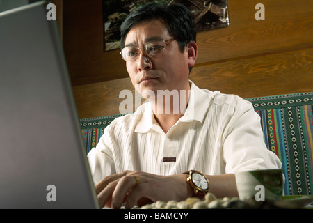 Man Typing On Laptop Banque D'Images