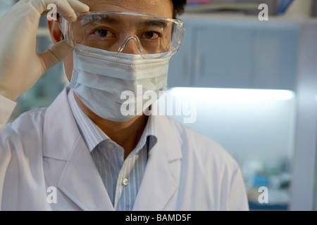 Dentiste portant des lunettes de sécurité Banque D'Images