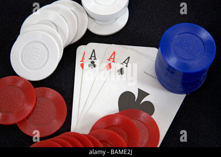 Quatre as une main de poker gagnante en draw ou stud poker avec des jetons de poker Banque D'Images