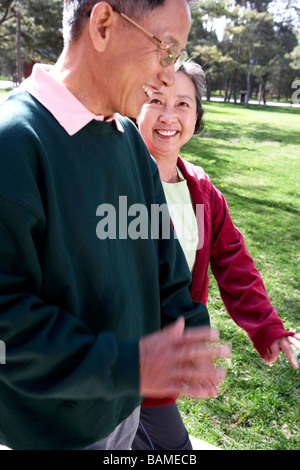 Chinois Senior Couple Walking Through Park Banque D'Images