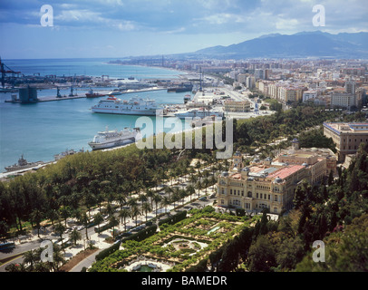 Un navire dans le port de Malaga, en Andalousie, Espagne avec Jardin Pedro Luis Alonso en premier plan Banque D'Images