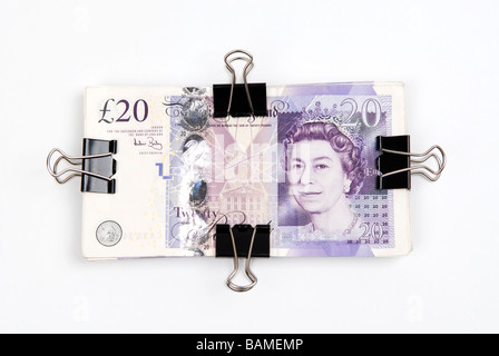 La monnaie britannique borné avec des trombones Banque D'Images