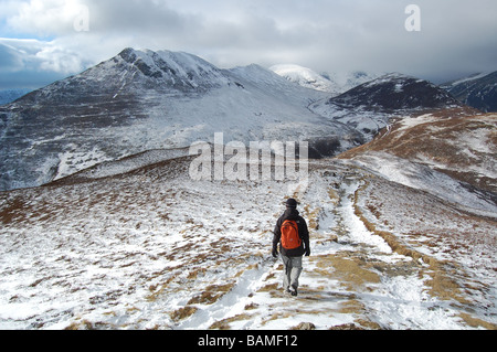 Balade dans The Coledale Horseshoe dans la neige, près de Causey Pike, Cumbria, Lake District, Angleterre Banque D'Images