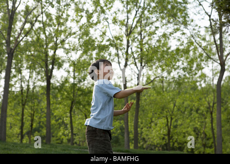 Jeune garçon jouant dans le parc Banque D'Images