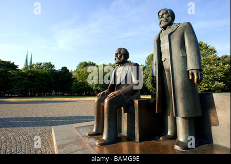 Allemagne, Berlin, Mitte, statue de Karl Marx et Friedrich Engels des statues dans e emiddle de Marx Engels Forum (ancien Banque D'Images