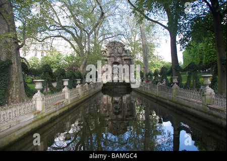 Polyphème surprenant Acis et Galatea, la fontaine Médicis, par Auguste Ottin, 1866. Les Jardins du Luxembourg, Paris, France Banque D'Images