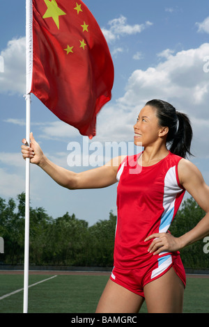 Femme tenant un drapeau de Chine Banque D'Images