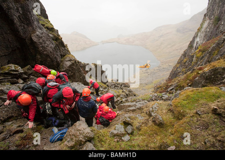 Un marcheur avec une fracture de la jambe est traité par l'équipe de sauvetage en montagne Langdale Ambleside dans Easy Gully sur Pavey Ark Banque D'Images