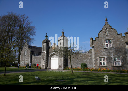 L'clotworthy art centre une ancienne auberge et des écuries pour Château d'Antrim en Irlande du Nord Banque D'Images