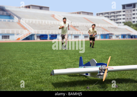 Père et fils jouant avec maquette avion Banque D'Images