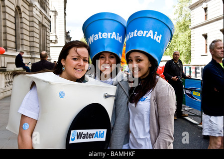 Les travailleurs de bienfaisance de WaterAid au marathon de Londres. Banque D'Images