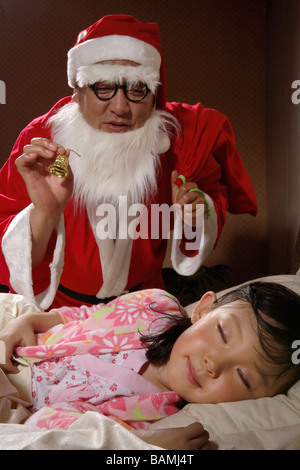 Santa Claus surprenant Petite fille Banque D'Images