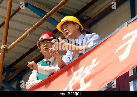 Les entrepreneurs en construction à dans la distance Banque D'Images