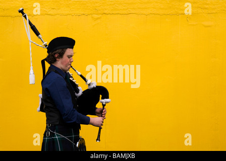 Les jeunes pratiquant PIPER POUR L'EXÉCUTION BACKSTAGE SUR LE FOND JAUNE LUMINEUX DE CHARIOT Banque D'Images