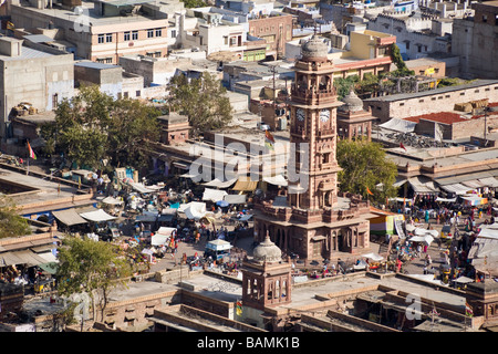 Donnant sur Ghanta Ghar tour de l'horloge et Sardar Market, à partir de Fort Mehrangarh, Jodhpur, Rajasthan, India Banque D'Images