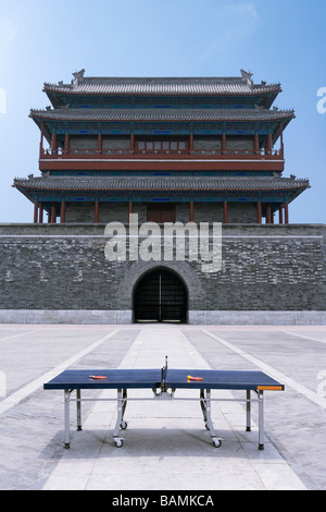 Table de ping-pong en face d'un Temple Banque D'Images