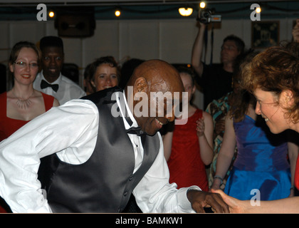 Frankie Manning, l'ambassadeur du Lindy Hop, dansant sur son 89e anniversaire 26 mai 2003 croisière. (26 mai 1914 - 27 avril 2009) Banque D'Images