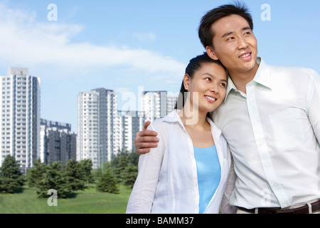 Man and Woman Hugging in front of Cityscape Banque D'Images