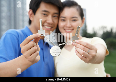 Man and Woman Holding keys and Smiling Banque D'Images