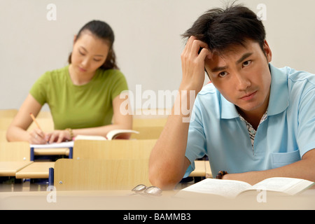 L'apprentissage des élèves dans une salle de classe Banque D'Images