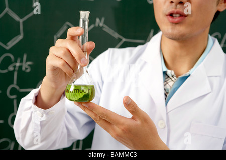 Scientist Holding récipient-mesure Banque D'Images