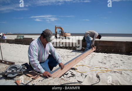 Promenade de reconstruire les travailleurs détruits par l'ouragan Katrina Banque D'Images