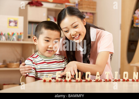 Enseignant et enfant avec un train Banque D'Images