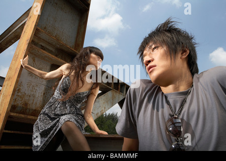 Jeune homme et femme en Construction Site Banque D'Images