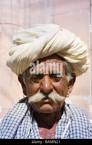 Vieil homme portant un turban blanc, Osian, Rajasthan, Inde Banque D'Images