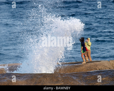 Les touristes se lever et poser pour des photos à l'évent à bicheno tasmania australia Banque D'Images