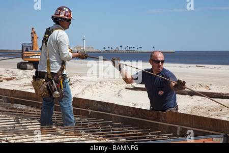 Promenade de reconstruire les travailleurs détruits par l'ouragan Katrina Banque D'Images