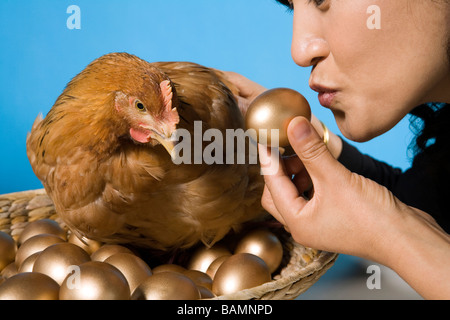 Businessman avec du poulet et des oeufs d'Or Banque D'Images