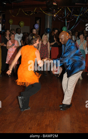 Frankie Manning sur son quatre-vingt-dixième anniversaire de la danse Lindy Hop avec l'un des 90 Mesdames, mai 2004 (26 mai 1914 - 27 avril 2009) Banque D'Images