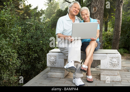 Vieux couple Looking At Laptop Banque D'Images