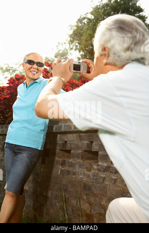 Man Taking photo numérique de sa femme Banque D'Images