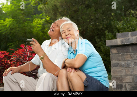 Vieux couple Listening to MP3 Player Ensemble Banque D'Images