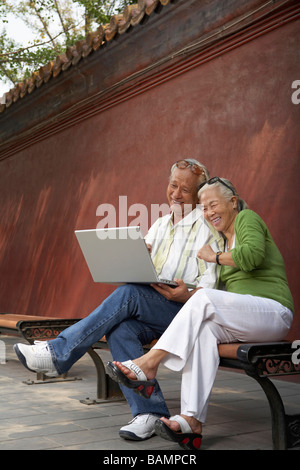 Vieux couple Looking At digital Tablet Banque D'Images