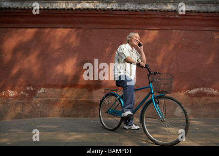 Portrait d'un homme âgé sur un vélo Banque D'Images