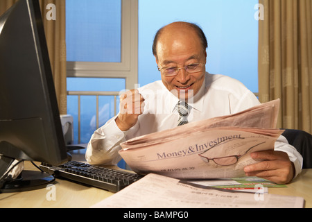 Businessman Reading Newspaper Banque D'Images