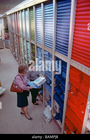 Woman shopping pour les serviettes de bain dans un magasin de détail Sears Banque D'Images