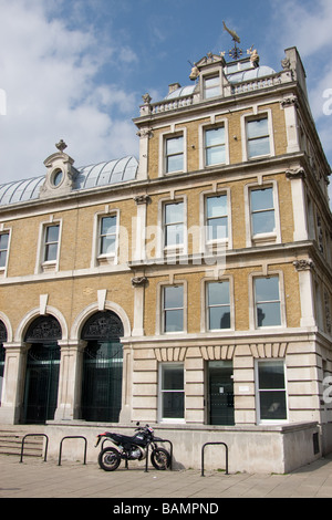 Old Billingsgate Fish Market office building thames path rive nord tamise London England uk europe Banque D'Images