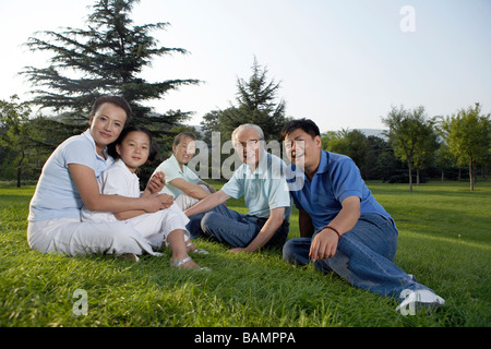 Family Sitting dans l'Herbe Ensemble Banque D'Images